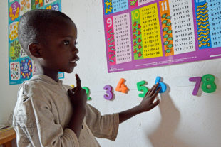 Die Kinder lernen rechnen, noch bevor sie in die staatliche Schule gehen 