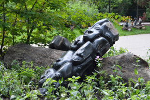 Afrikanische Skulpturen im Safaripark - der Autor der Skulptur ist der Bildhauer Nimrod Phiri