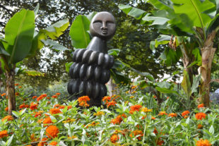 Afrikanische Steinskulpturen im Safaripark - der Autor der Skulptur ist der Bildhauer Sample Kafara