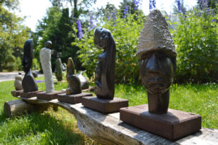 Afrikanische Steinskulpturen im Safaripark - der Autor der Skulptur ist der Bildhauer Nimrod Phiri