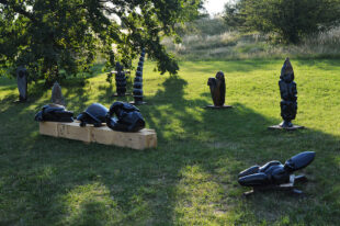 Skulpturen der afrikanischer Bildhauer im Prager botanischen Garten