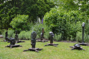 Ausstellung von Steinskulpturen aus Tengenenge im Safaripark Dvůr Králové