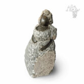 Skulptur von Kilala Malola: Frau im Kleid
