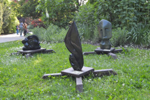 Afrikanische Skulpturen aus Tengenenge im Safaripark Dvůr Králové – Saison 2023
