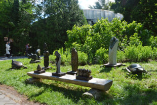 Ausstellung von Steinskulpturen aus Tengenenge im Safaripark Dvůr Králové - Saison 2022