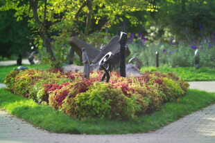 Ausstellung von Steinskulpturen von Bildhauern aus Simbabwe im Dvůr Králové Zoo, Saison 2014