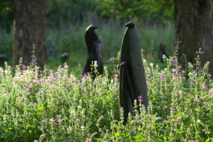 Ausstellung von Steinskulpturen von Bildhauern aus Simbabwe im Dvůr Králové Zoo, Saison 2014