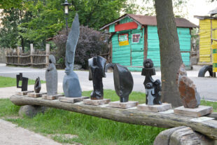 Skulpturen aus Tengenenge auf dem afrikanischen Marktplatz