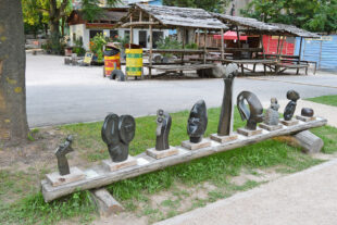 Skulpturen aus Tengenenge auf dem afrikanischen Marktplatz