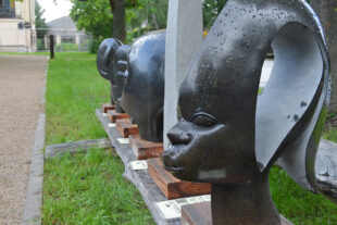 Skulpturen aus Tengenenge auf dem afrikanischen Marktplatz